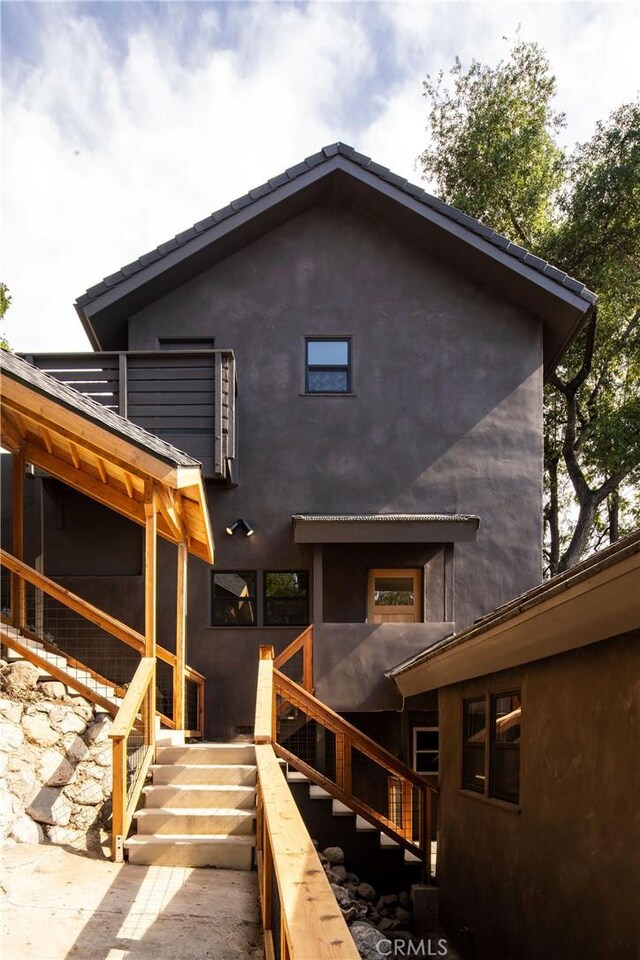 521 Fremont Dr, Pasadena, CA 91103 - back of property with stucco siding and stairway