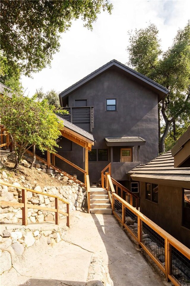 521 Fremont Dr, Pasadena, CA 91103 - back of house featuring stucco siding