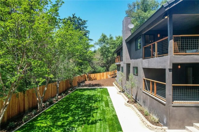 521 Fremont Dr, Pasadena, CA 91103 - fenced backyard featuring a balcony