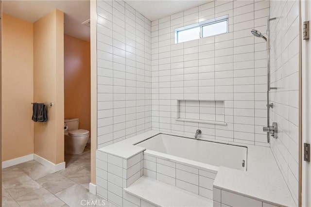 bathroom featuring tiled bath, baseboards, a tile shower, and toilet