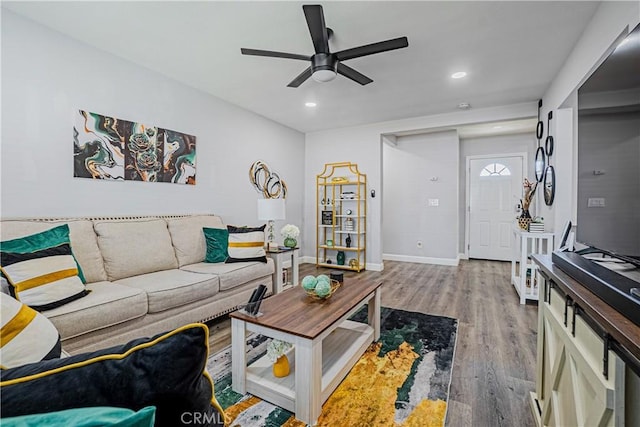 living area featuring wood finished floors, ceiling fan, baseboards, and recessed lighting
