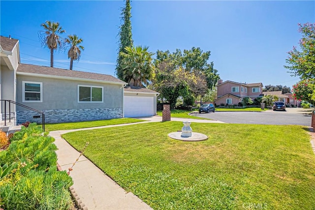 view of yard featuring a detached garage