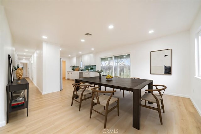 dining room with baseboards, recessed lighting, visible vents, and light wood-type flooring