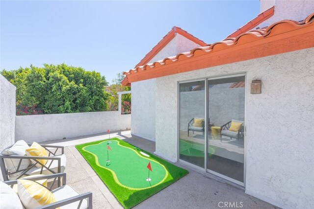 280 S Avenida Caballeros Unit 271, Palm Springs, CA 92262 - view of patio featuring a putting green