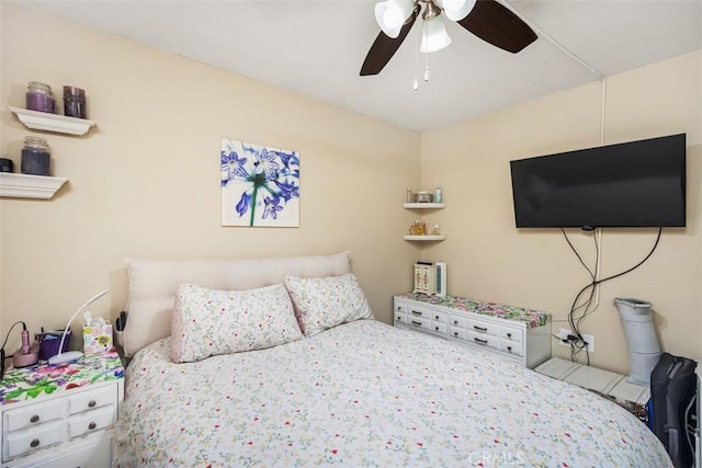 321 Avenida Carmel Unit H, Laguna Woods, CA 92637 - bedroom with a ceiling fan