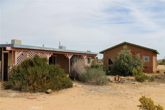 view of front facade with stucco siding
