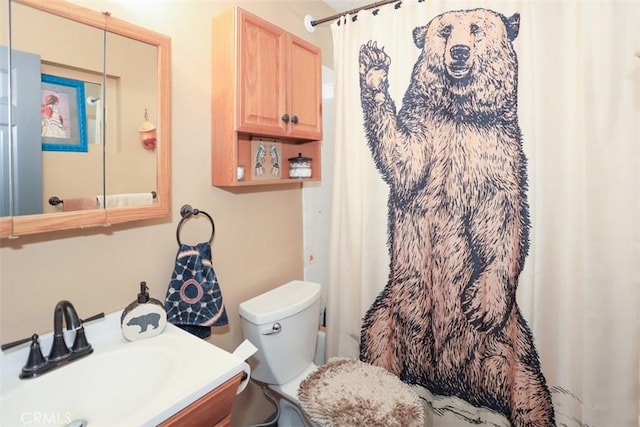 631 Vista Ave, Sugarloaf, CA 92386 - bathroom with a shower with curtain, vanity, and toilet
