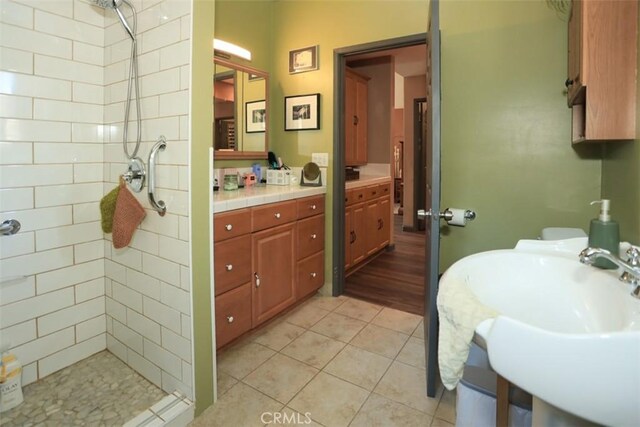631 Vista Ave, Sugarloaf, CA 92386 - full bath featuring tile patterned floors, a sink, and a tile shower