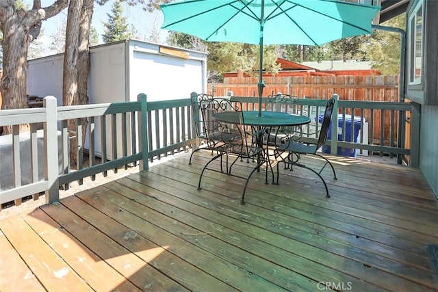 631 Vista Ave, Sugarloaf, CA 92386 - deck with fence and outdoor dining area