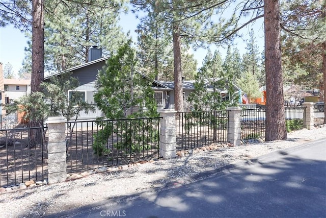 631 Vista Ave, Sugarloaf, CA 92386 - exterior space featuring a chimney and a fenced front yard