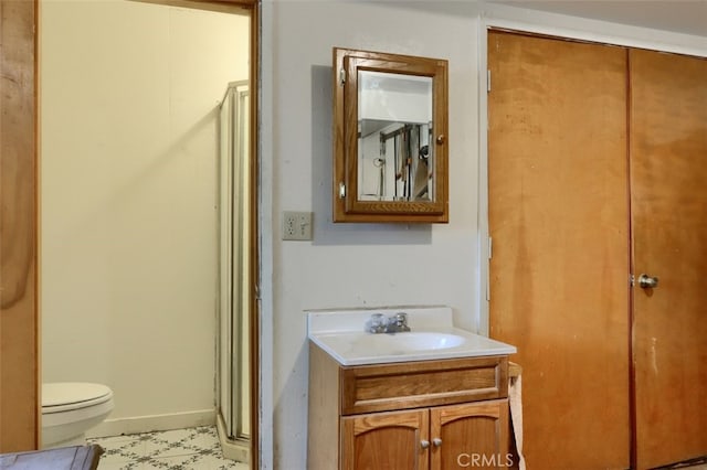 36575 Mudge Ranch Rd, Coarsegold, CA 93614 - full bath featuring a shower with shower door, vanity, toilet, tile patterned floors, and baseboards