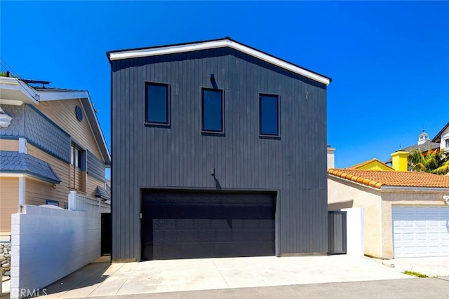 view of front of home with driveway and a garage