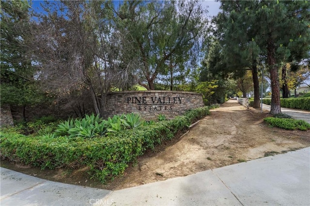 view of community / neighborhood sign
