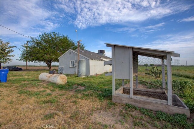 1124 S Moffett Rd, Turlock, CA 95380 - view of yard featuring an outbuilding