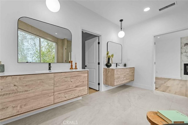 9027 Wonderland Ave, Los Angeles, CA 90046 - full bath with two vanities, recessed lighting, and baseboards