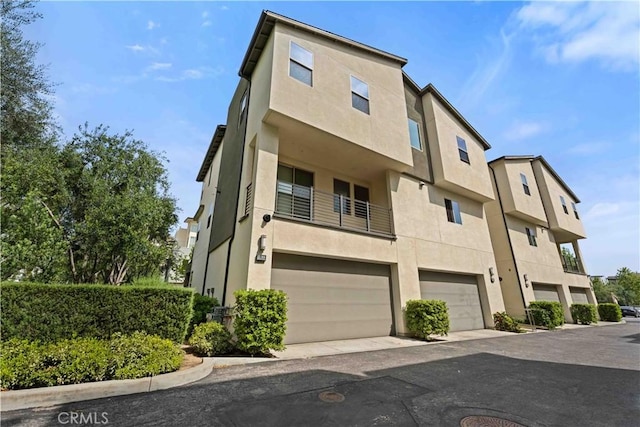 19533 Cardigan Dr, Northridge, CA 91324 - exterior space featuring a garage