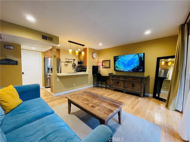 living room featuring visible vents, light wood-style flooring, recessed lighting, and baseboards