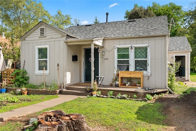 1109 Ivy St, Chico, CA 95928 - bungalow-style home featuring a front yard, roof with shingles, and board and batten siding
