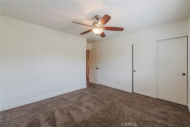 unfurnished bedroom featuring a closet, ceiling fan, baseboards, and carpet