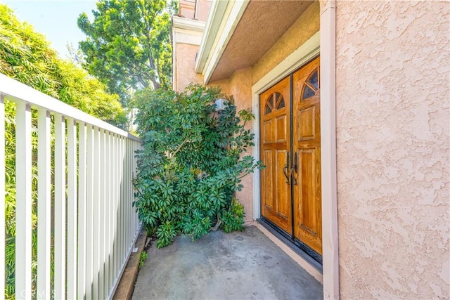 view of exterior entry featuring stucco siding