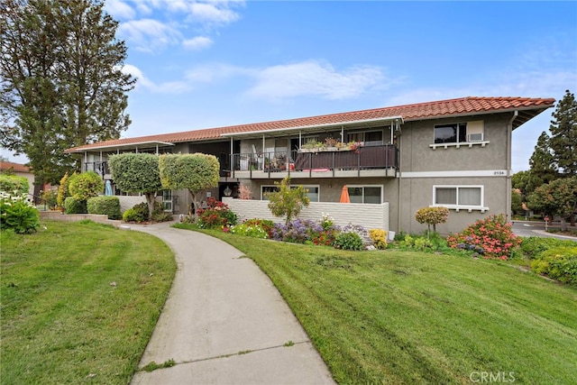view of front facade with stucco siding and a front yard