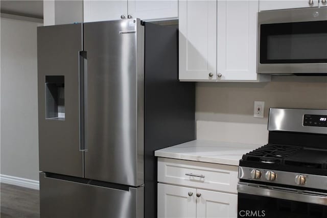 26231 Pine Valley Rd, Menifee, CA 92586 - kitchen with stainless steel appliances, white cabinetry, light countertops, baseboards, and wood finished floors
