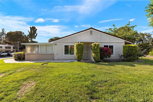 view of front facade featuring a front yard