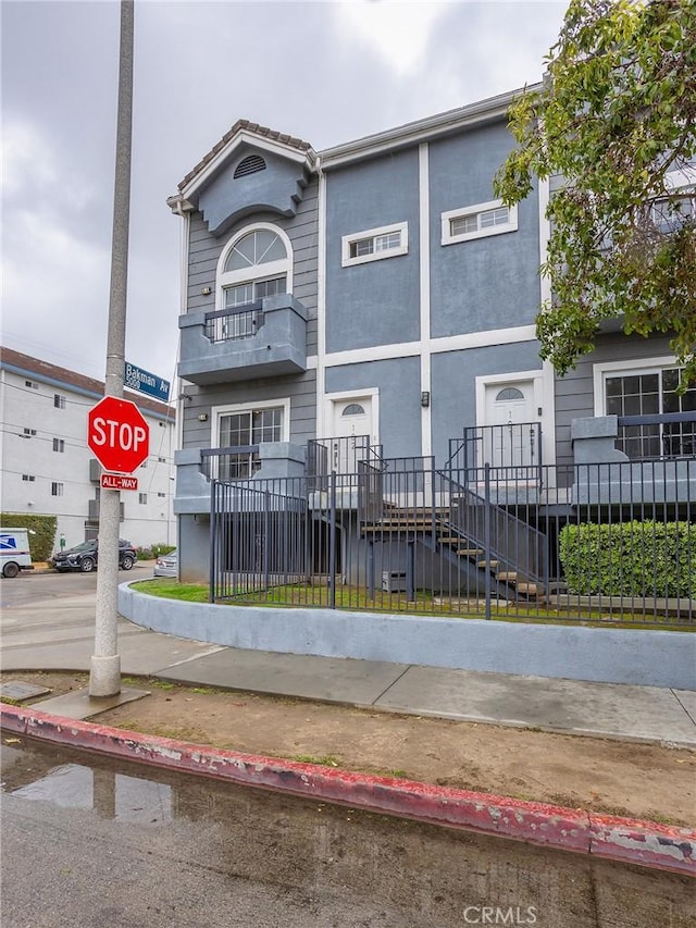 view of front facade featuring fence private yard