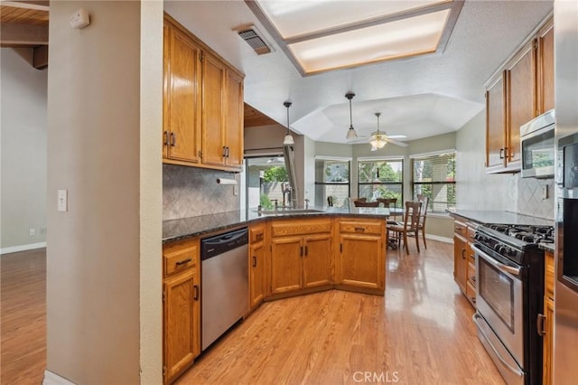689 E Pintail Cir, Fresno, CA 93730 - kitchen featuring light wood-style flooring, ceiling fan, a sink, a peninsula, and appliances with stainless steel finishes