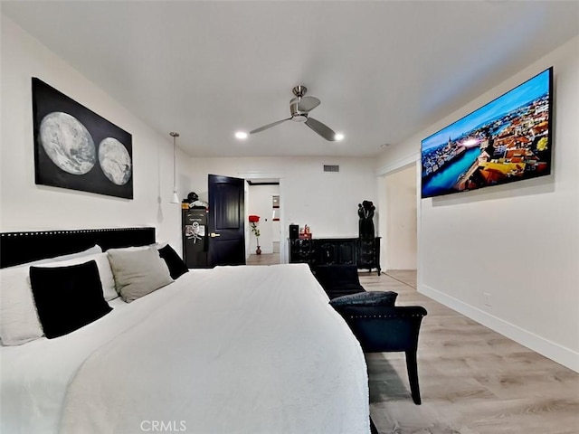 bedroom featuring light wood finished floors, visible vents, baseboards, recessed lighting, and a ceiling fan
