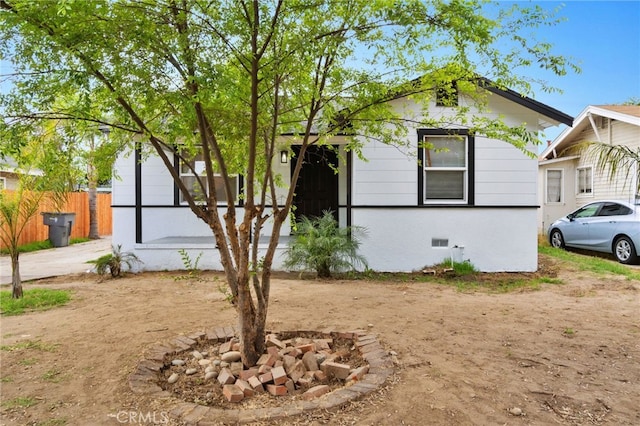 1559 N Carruth Ave, Fresno, CA 93728 - view of front of home featuring crawl space and fence