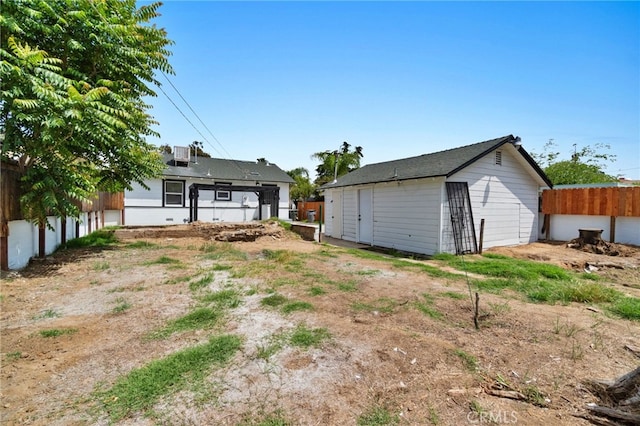 1559 N Carruth Ave, Fresno, CA 93728 - garage with fence