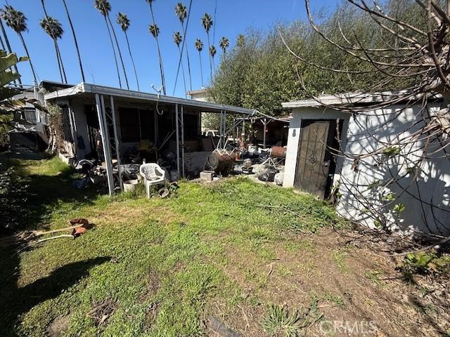 4914 3rd Ave, Los Angeles, CA 90043 - back of house featuring a yard and an outdoor structure