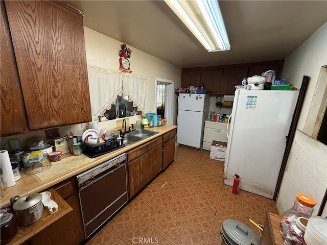 4914 3rd Ave, Los Angeles, CA 90043 - kitchen with freestanding refrigerator, dishwashing machine, and light countertops
