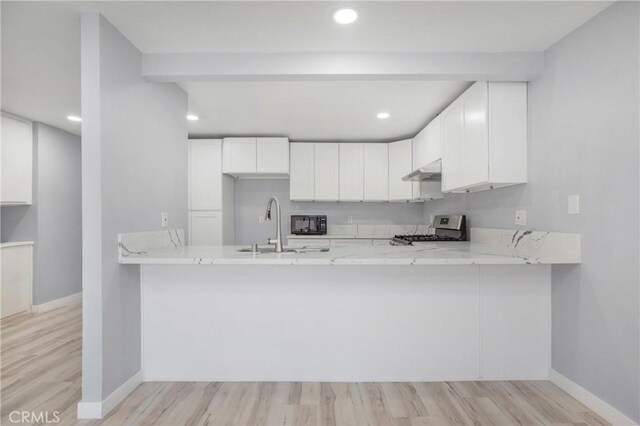 13261 Coast St, Garden Grove, CA 92844 - kitchen featuring stove, a peninsula, a sink, light wood-style floors, and recessed lighting