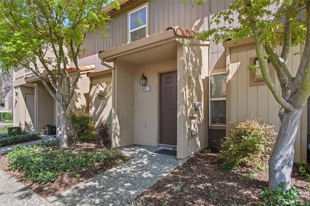 property entrance featuring stucco siding