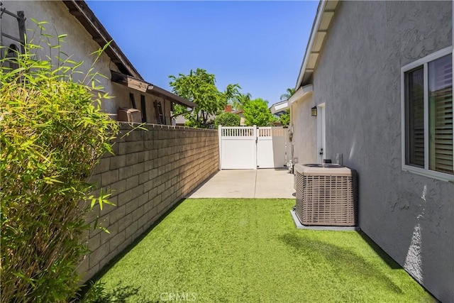 view of yard featuring fence, a patio area, and cooling unit