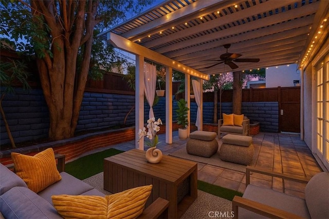 view of patio with a fenced backyard, an outdoor hangout area, and a ceiling fan