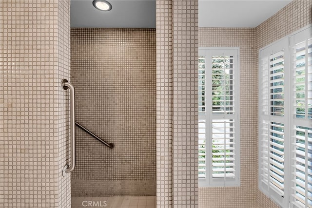 bathroom featuring recessed lighting and tiled shower