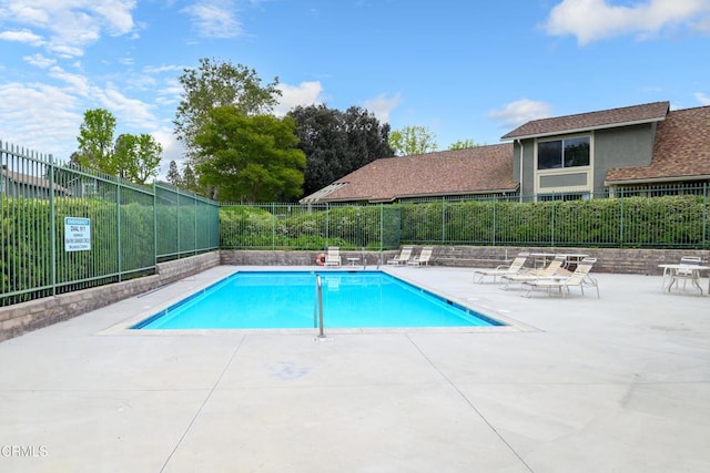 599 Rio Grande Cir, Thousand Oaks, CA 91360 - community pool featuring a patio and fence