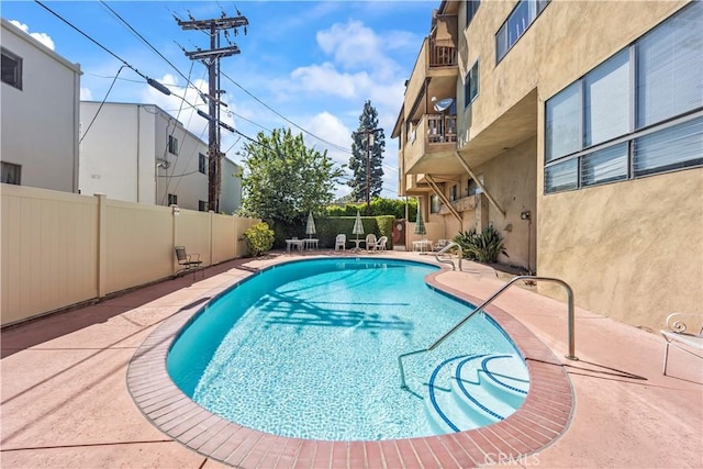 600 W Stocker St Unit 303, Glendale, CA 91202 - community pool featuring a fenced backyard and a patio