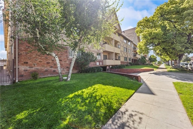 600 W Stocker St Unit 303, Glendale, CA 91202 - surrounding community featuring a yard