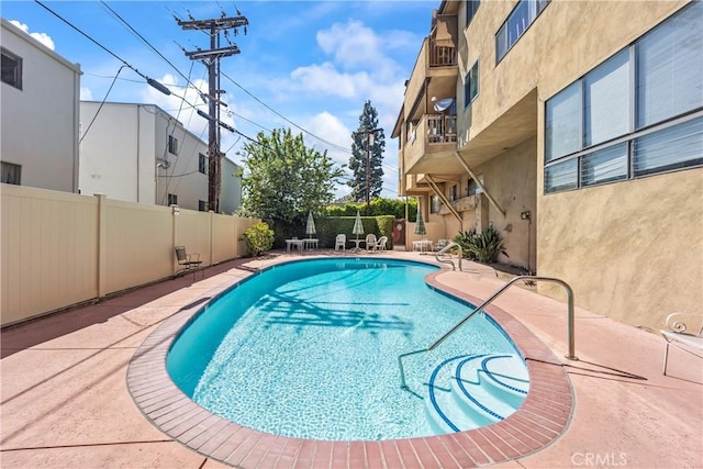 600 W Stocker St Unit 303, Glendale, CA 91202 - community pool with a fenced backyard and a patio area