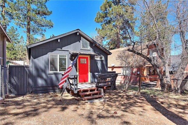 346 San Bernardino Ave, Sugarloaf, CA 92386 - view of front facade with fence private yard