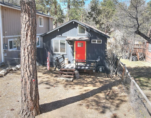 346 San Bernardino Ave, Sugarloaf, CA 92386 - view of front of home with fence