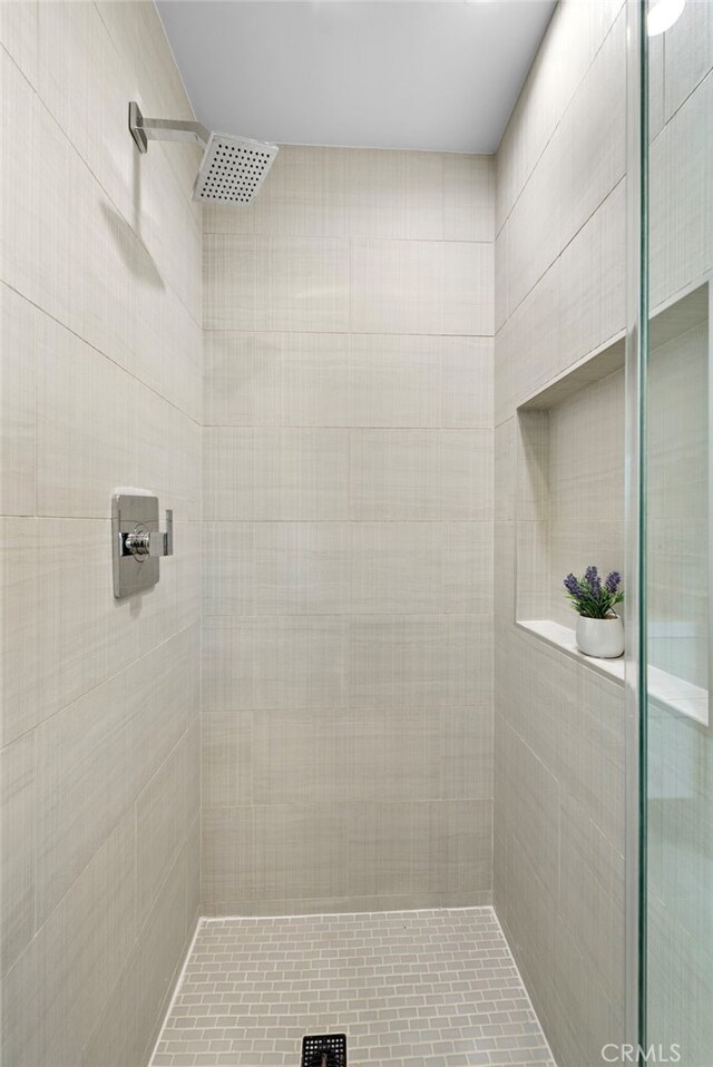 309 Carnation Ave Unit 4, Corona Del Mar, CA 92625 - full bath with tiled shower