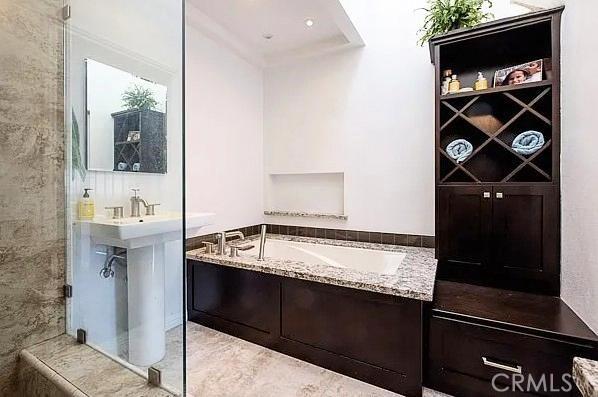1904 Carnegie Ln Unit 2, Redondo Beach, CA 90278 - bathroom featuring a garden tub