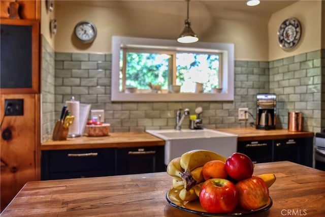 bar with backsplash, decorative light fixtures, and a sink