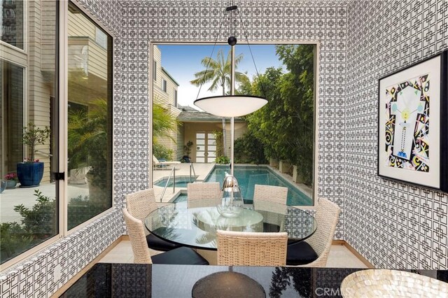 812 W Bay Ave, Newport Beach, CA 92661 - dining room with wallpapered walls