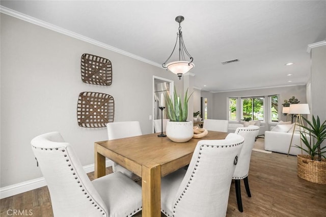 dining space featuring baseboards, visible vents, recessed lighting, wood finished floors, and crown molding